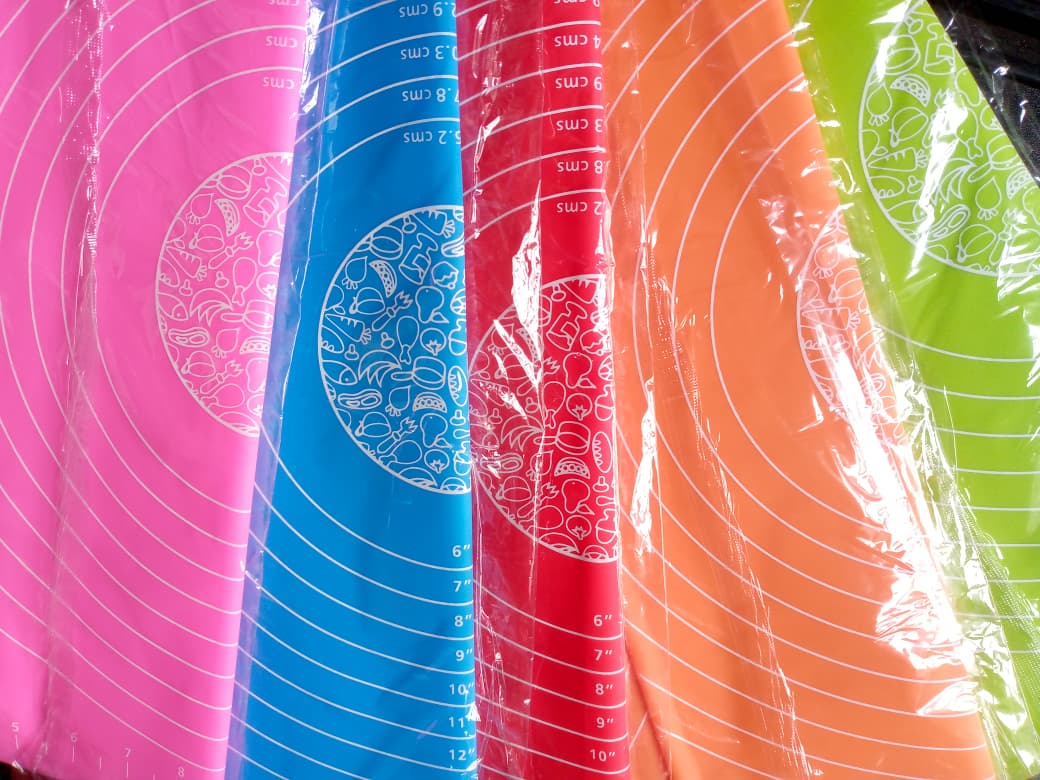 Silicone Pastry Mat – 14 Inch Round Non-Stick Baking Mat with Measurements – Food-Grade, Heat-Resistant, Reusable Rolling Surface for Dough, Pizza, Pie, and Fondant (Random Color)